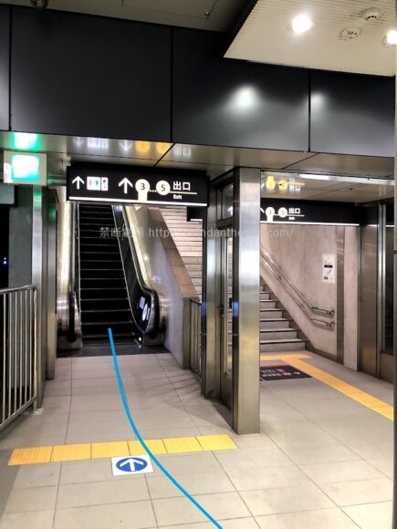 御堂筋線中津駅ホームエスカレーター