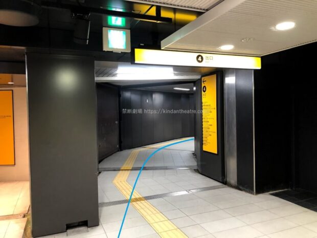 御堂筋線中津駅4番出口へ進む通路