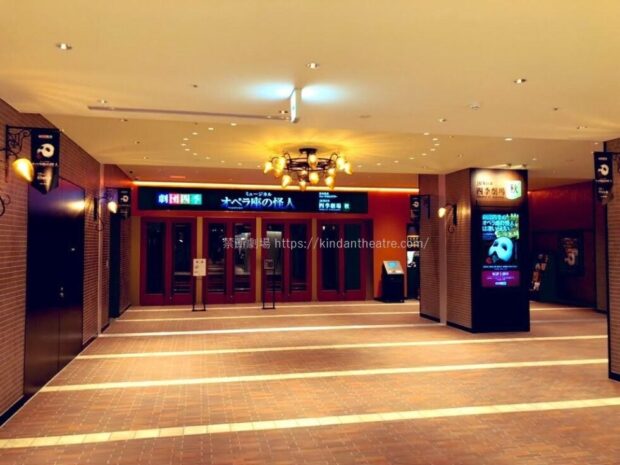 JR東日本四季劇場［春］オペラ座の怪人　正面玄関