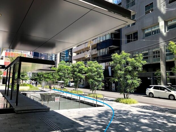 御堂筋線中津駅4番出口から地上出た付近