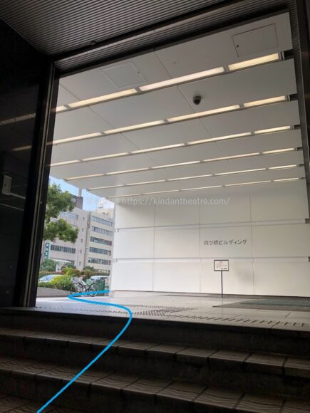 四ツ橋駅2号出口地上側四ツ橋ビルディング入り口付近