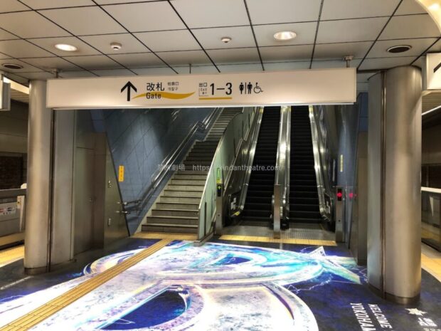 みなとみらい線日本大通り駅ホーム 階段とエスカレーター