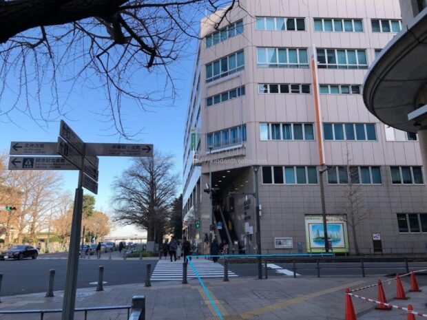 日本大通り　本町通り　港郵便局前交差点