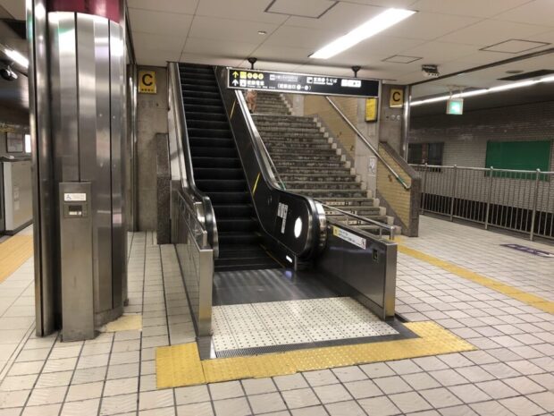 谷町九丁目駅 東改札へ進むエスカレーター