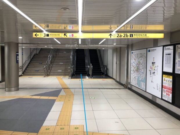 外苑前駅構内　2b出口へ進むエスカレーター
