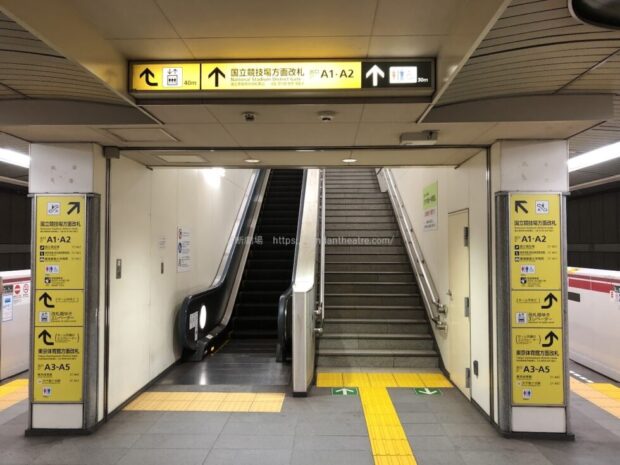 国立競技場駅ホーム　国立競技場方面改札へ向かうエスカレーター