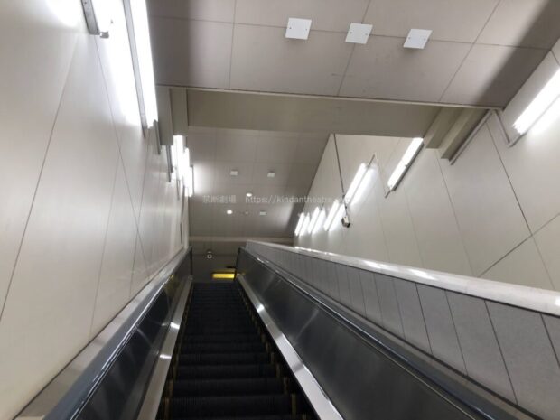 国立競技場駅　ホーム内エスカレーター