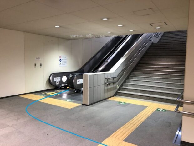 国立競技場駅　A2出口　エスカレーター