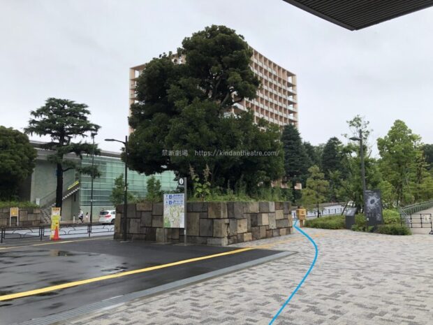 国立競技場駅　A2出口付近　金のポスト