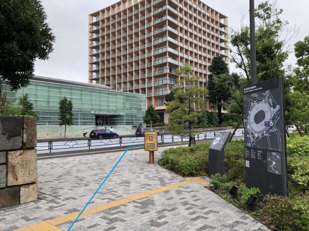 国立競技場駅付近　金の郵便ポスト