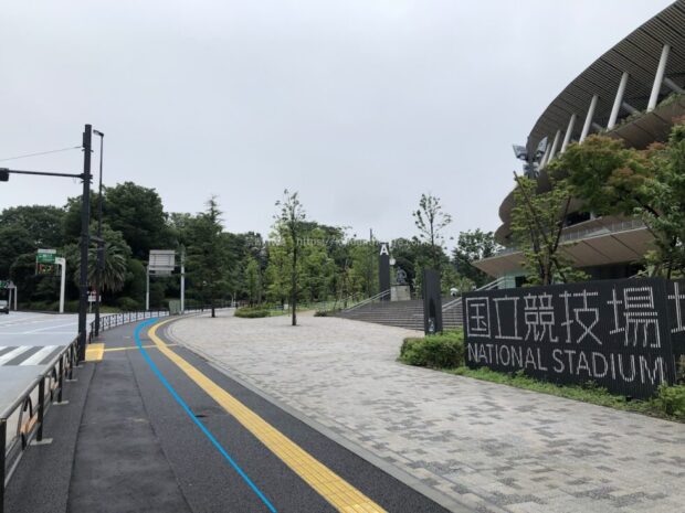 国立競技場　看板　歩道