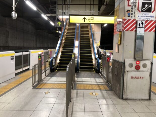 信濃町駅　ホーム　改札口へのエスカレーター