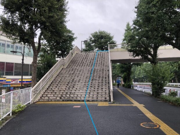 信濃町駅前　歩道橋