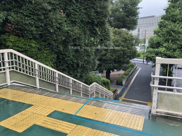 信濃町駅前　歩道橋