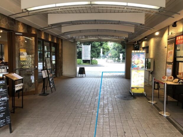 明治神宮外苑信濃町休憩所　通用路