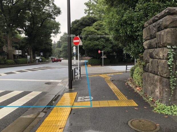 明治神宮外苑信濃町休憩所付近　横断歩道