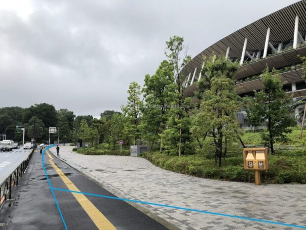 国立競技場　金のポスト付近　歩道