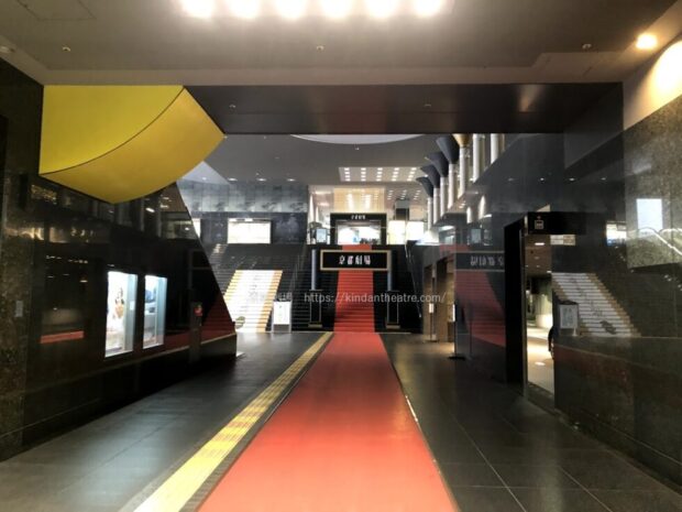 京都駅構内　京都劇場へ続く通路　赤絨毯