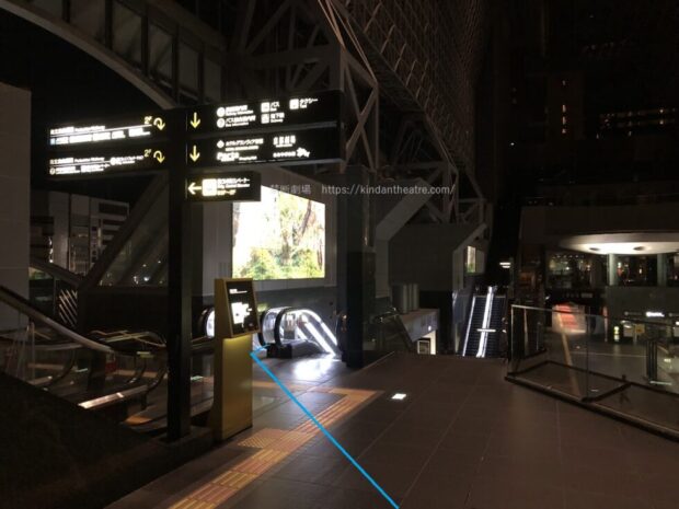 京都駅ビル　2階エスカレーター　JR中央口付近