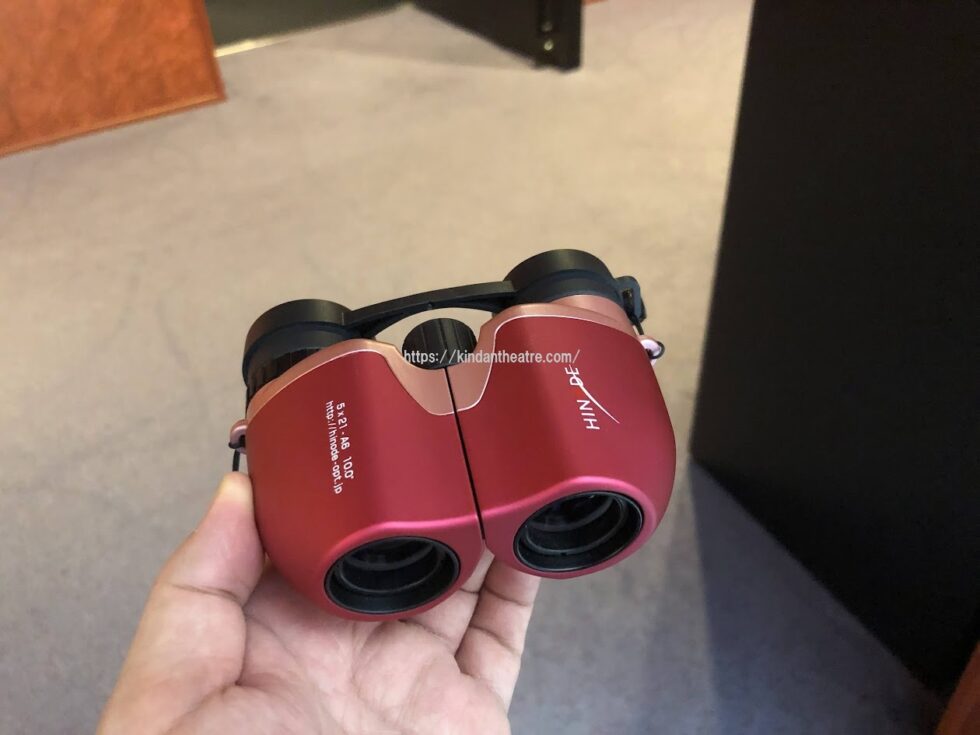 KAATの劇場ロビーで手にしたコンパクトなヒノデ 5x21-A6双眼鏡