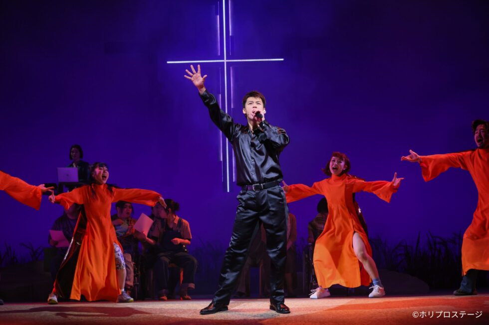 アラン・メンケンの楽曲に合わせてパフォーマンスを披露する竹内涼真とキャスト陣（ミュージカル『奇跡を呼ぶ男』舞台写真）