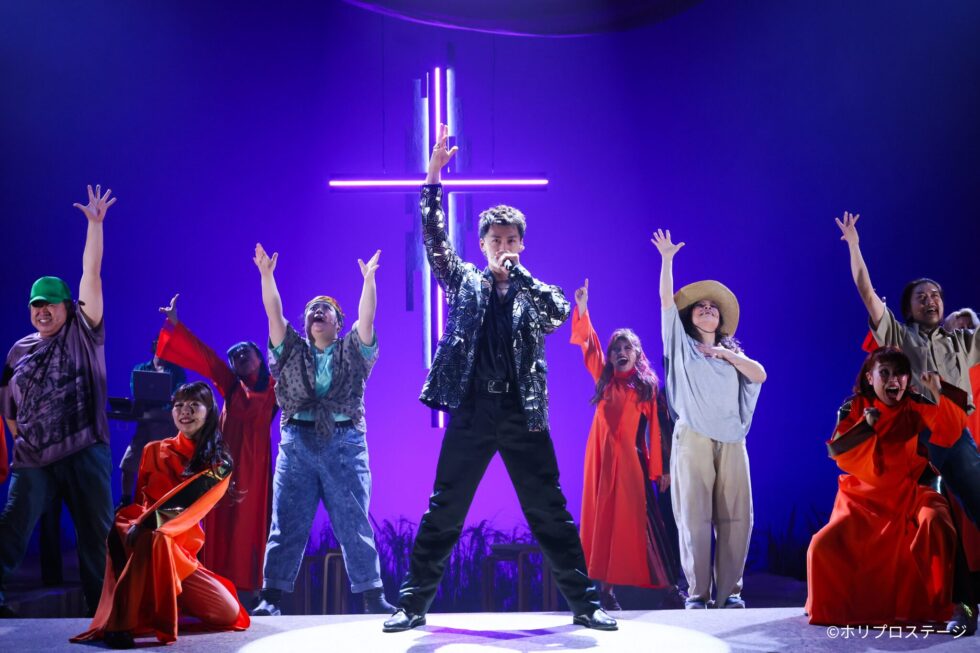 ステージ中央で熱唱するジョナス役の竹内涼真（ミュージカル『奇跡を呼ぶ男』舞台写真）