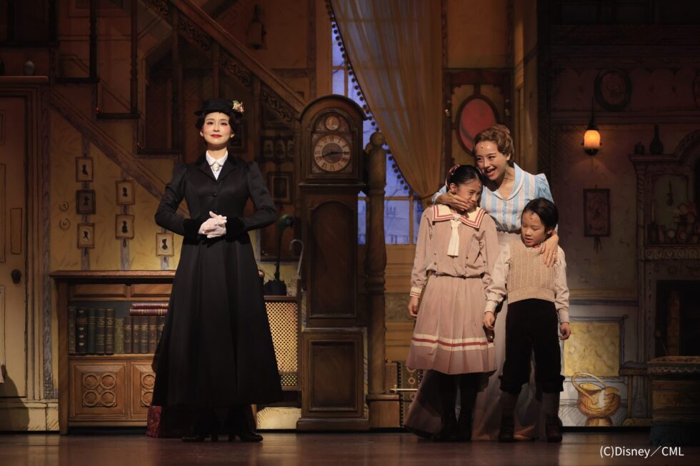 バンクス家の温かいリビングで、メリー・ポピンズに見守られながら身を寄せる母親とジェーン、マイケルの子どもたち