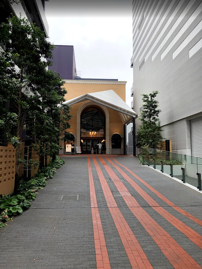 ミュージカル『ロボット・イン・ザ・ガーデン』を上演する劇団四季の専用劇場「自由劇場」の外観