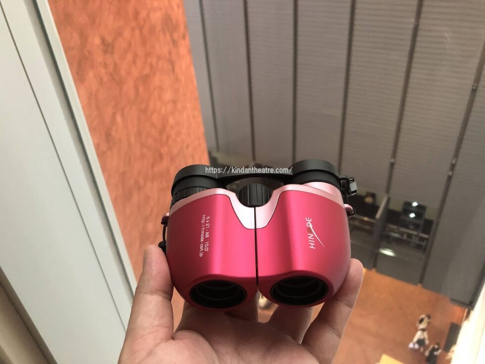 劇場ロビーで手にしたヒノデ5x21-A6双眼鏡のサイズ感