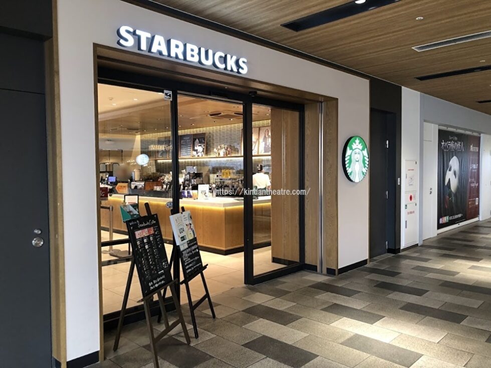 ミュープラット2階にあるスターバックスミュープラット神宮前店の入口付近を写した写真。