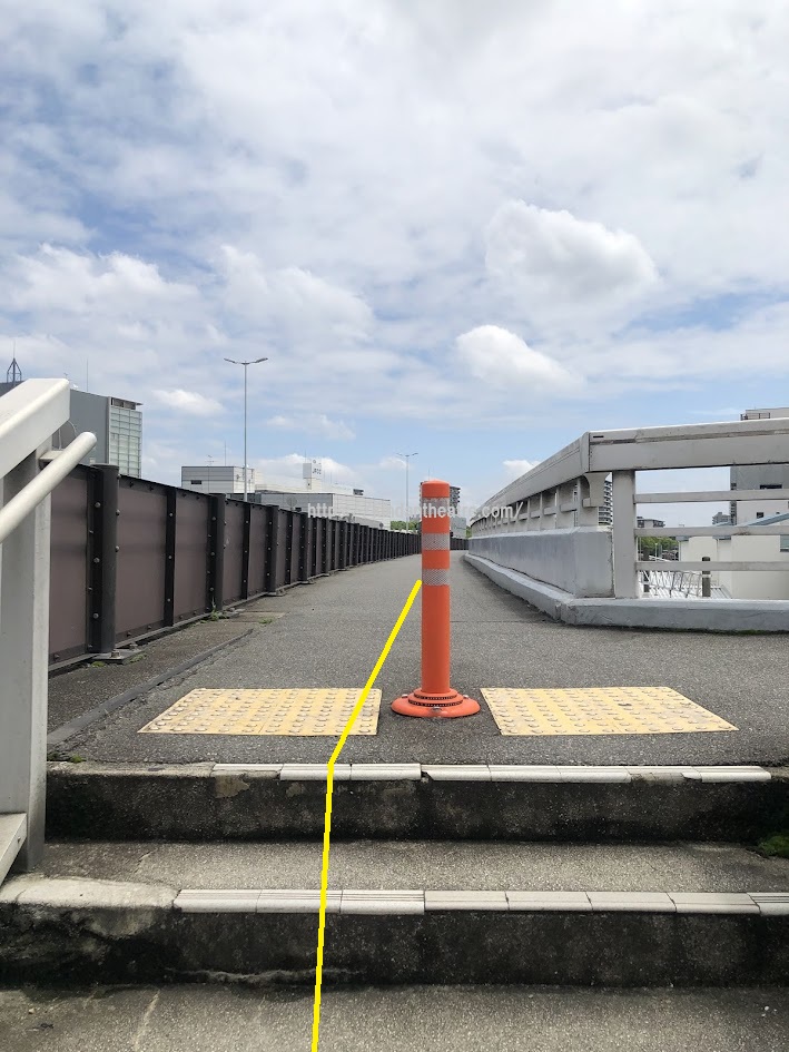 JR熱田駅からMTG名古屋四季劇場への行き方説明写真10（熱田陸橋へ上がる階段から見える熱田陸橋の歩道）
