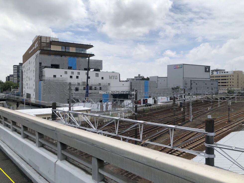 JR熱田駅からMTG名古屋四季劇場への行き方説明写真11（熱田陸橋から見えるMTG新社屋と劇場）