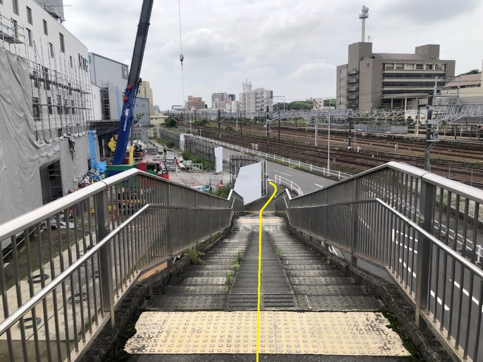 JR熱田駅からMTG名古屋四季劇場への行き方説明写真13（MTG横の熱田陸橋から階段を下りる様子）