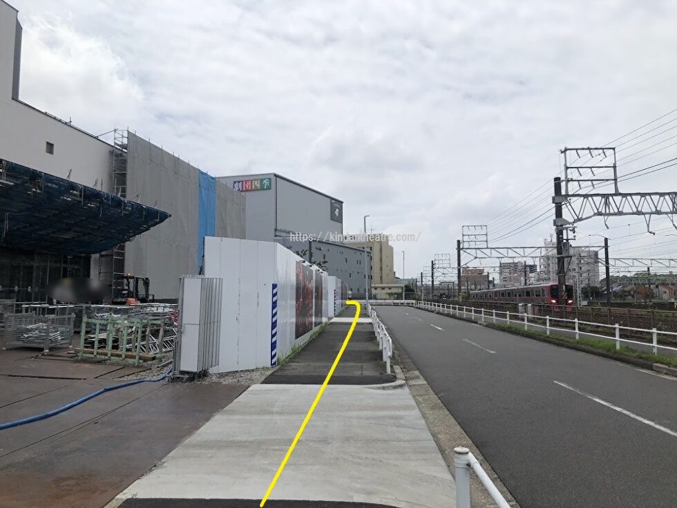 JR熱田駅からMTG名古屋四季劇場への行き方説明写真14（建設中のMTG本社横の歩道を進む様子）