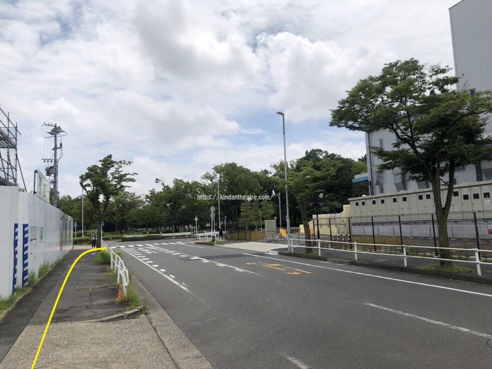 JR熱田駅からMTG名古屋四季劇場への行き方説明写真16（歩道から横断歩道を渡り劇場側へ進むことを説明した写真）