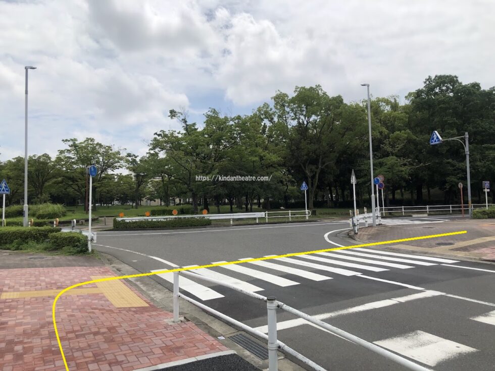 JR熱田駅からMTG名古屋四季劇場への行き方説明写真17（劇場そばの横断歩道）