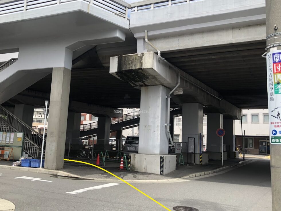 JR熱田駅からMTG名古屋四季劇場への行き方説明写真7（熱田陸橋へ上がる階段が見える場所）