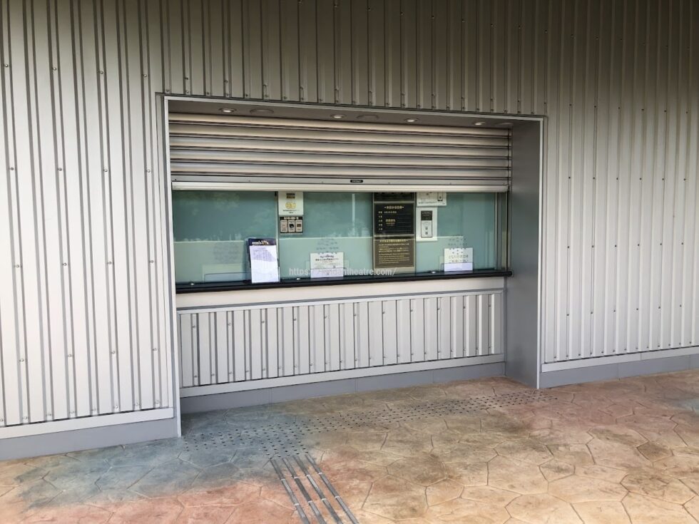 MTG名古屋四季劇場の劇場窓口、営業前のため、シャッターが少し閉まっている。
