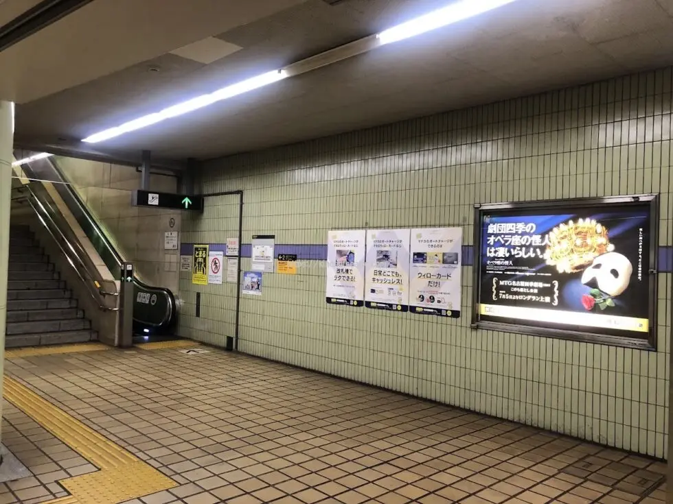 地下鉄熱田神宮西駅からMTG名古屋四季劇場への行き方説明写真1（駅ホームから改札口へと向かうエスカレーター）