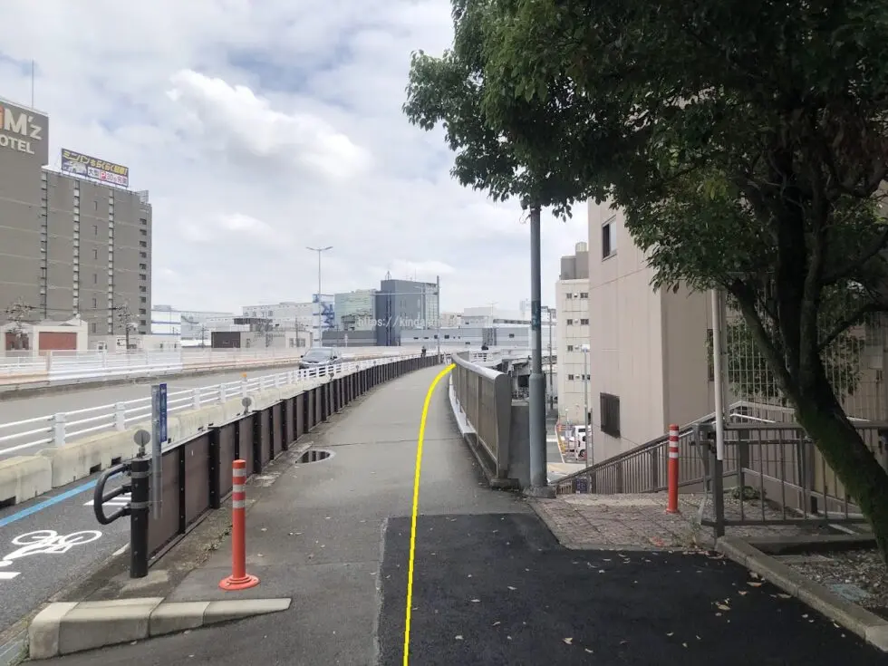 地下鉄熱田神宮西駅からMTG名古屋四季劇場への行き方説明写真12（熱田陸橋へと進む歩道）