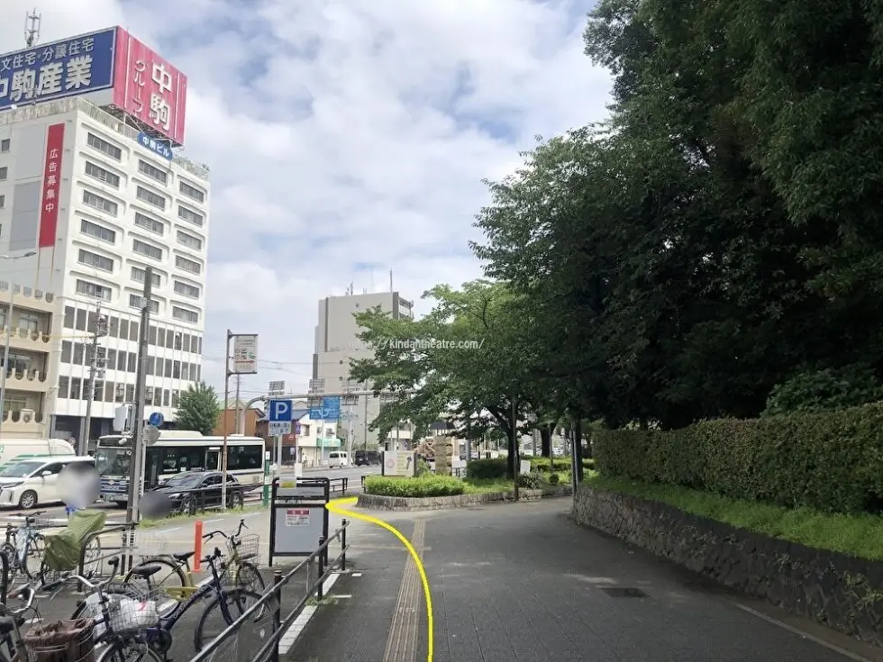 地下鉄熱田神宮西駅からMTG名古屋四季劇場への行き方説明写真7（右側に熱田神宮の木々が見える）
