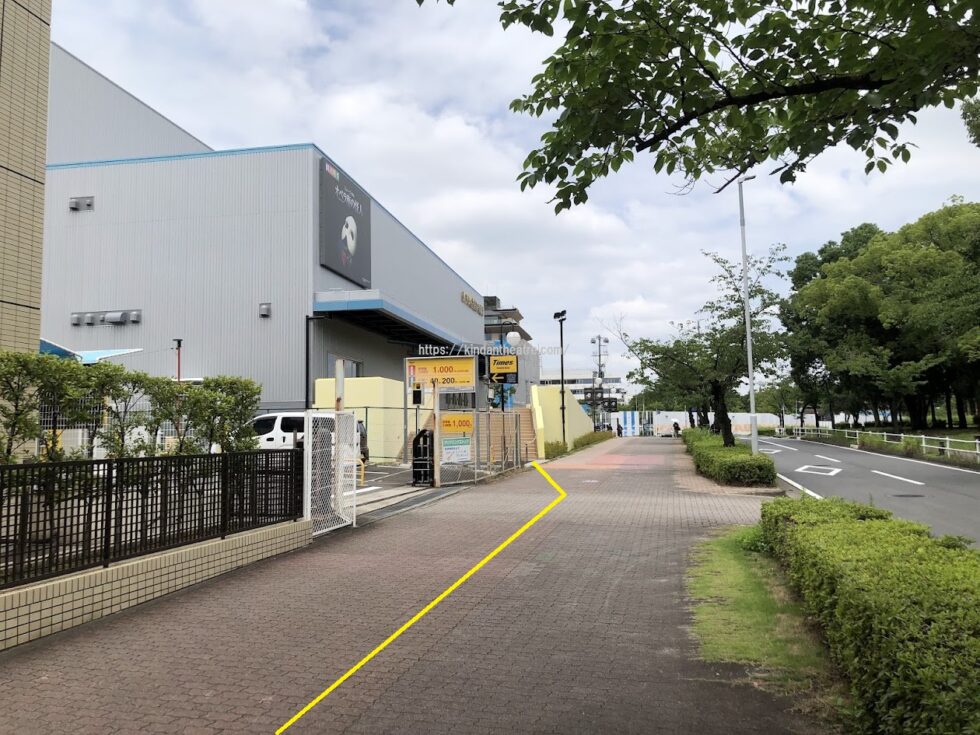 名鉄神宮前駅からMTG名古屋四季劇場への行き方説明写真12（劇場隣接のタイムズ付近）
