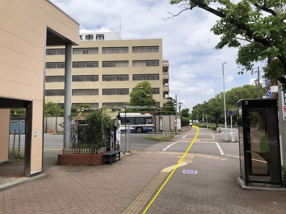 名鉄神宮前駅からMTG名古屋四季劇場への行き方説明写真9（日本車両本社ビル、名古屋市営バス停前）