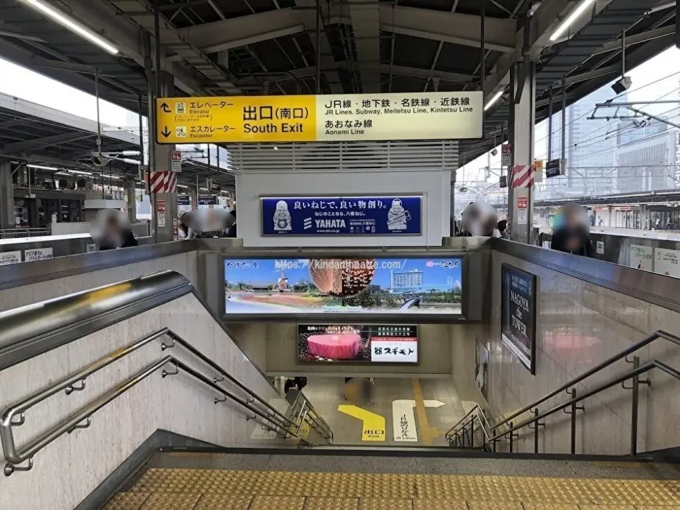 12号車付近の南口出口方面階段を写した写真。階下にはJRのりかえの文字が見える。