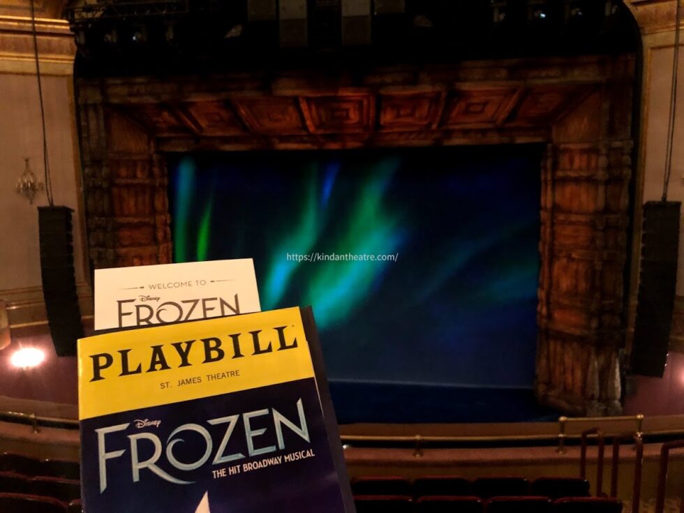 オーロラが投影された舞台を背景に掲げた、ブロードウェイ版『アナと雪の女王』のプレイビル