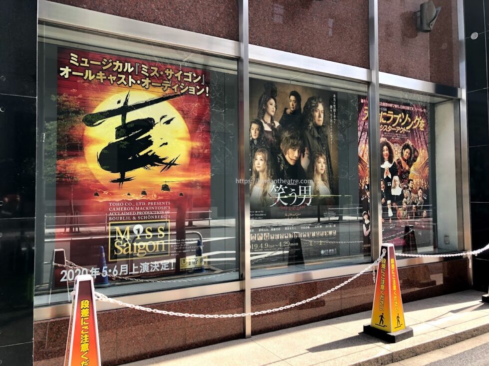 帝国劇場玄関横ウィンドウの『ミス・サイゴン』『笑う男』『天使にラブ・ソングを』公演ポスター