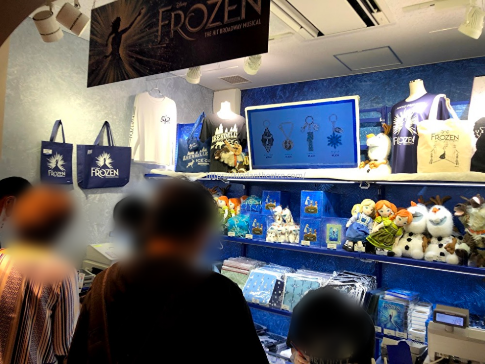 多くの観劇客で賑わうJR東日本四季劇場［春］の『アナと雪の女王』グッズ売店