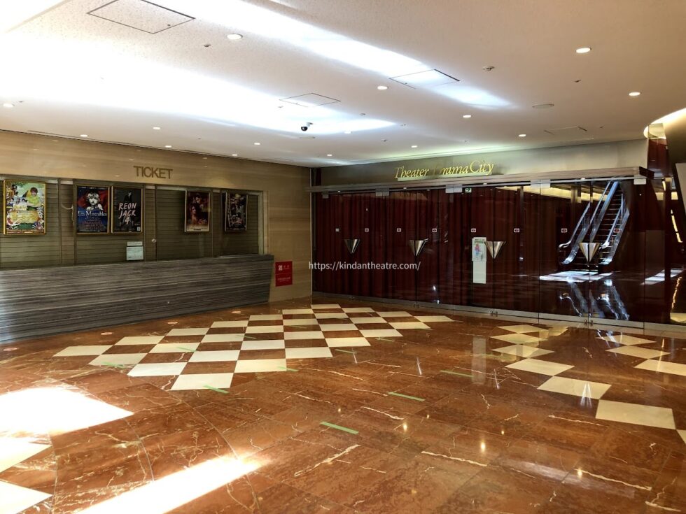 ソーシャルディスタンス用のテープが床に貼られた梅田芸術劇場シアター・ドラマシティの入り口とチケットカウンター