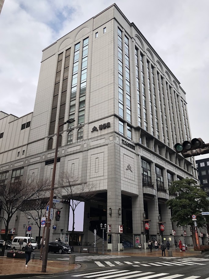 交差点から撮影した博多座の建物全体の外観