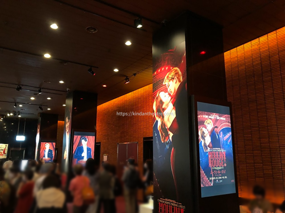 赤い照明と柱巻き装飾で彩られた『ムーラン・ルージュ!ザ・ミュージカル』上演時の帝国劇場ロビー